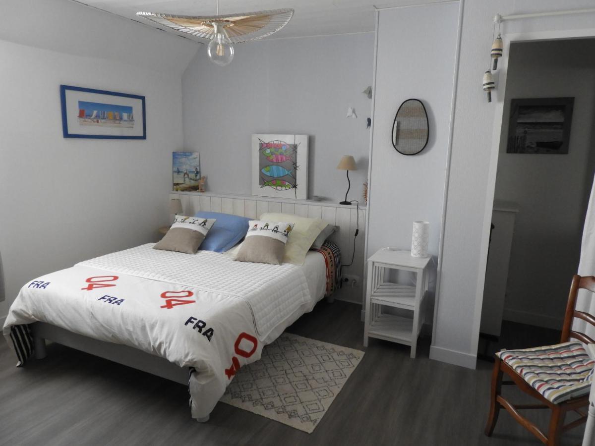 Les Volets Bleus Bed & Breakfast Saint-Guenole Exterior photo